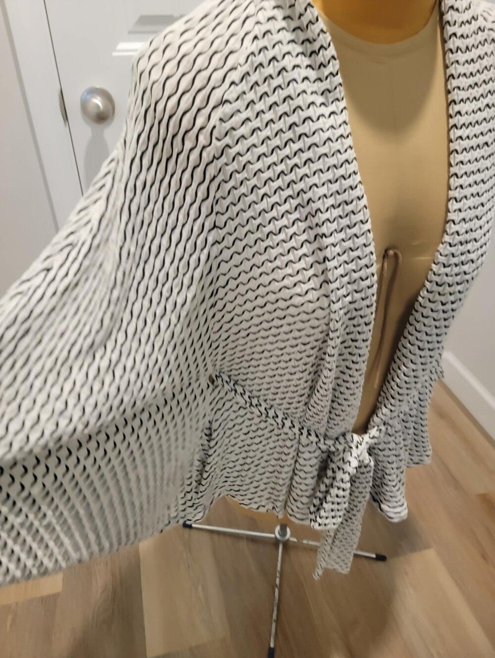 Freeway Sz S(S-XL) White & Black Pattern w/Fabric Belt Shrug Elsatic Band Sleeve